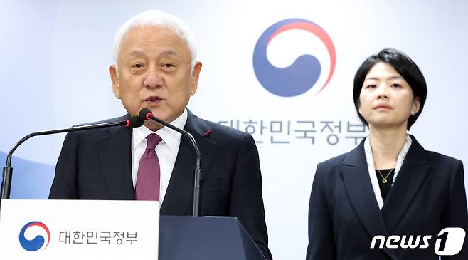 김한길 국민통합위원회 위원장이 23일 오전 서울 종로구 세종대로 정부서울청사에서 자살예방 상담 통합번호 추진 발표를 하고 있다. 2023.10.23/뉴스1 ⓒ News1 김명섭 기자