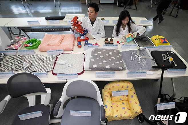 연구원들이 12일 서울 서초구 한국제품안전관리원에서 전기방석, 전기찜질기 및 어린이제품 등 안정성 조사 결과 안전기준 부적합으로 수거 등의 명령(리콜명령) 처분한 제품을 전시하고 있다. 2023.12.12/뉴스1 ⓒ News1 유승관 기자