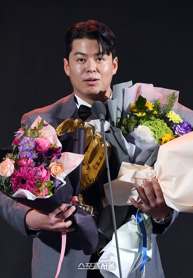 한화 노시환이 서울 강남구 코엑스 오리토리움에서 진행된 2023 KBO 골든글러브 시상식에서 3루수 부문 골든글러브를 수상한 뒤 소감을 밝히고 있다. 박진업기자 upandup@sportsseoul.com