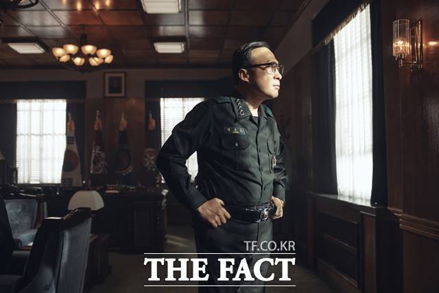 정승화 계엄사령관은 당시 개헌을 통해서 새로운 대통령을 선출하게 될 때 용공 혐의가 있는 사람이 군 통수권자가 돼서는 안된다고 봤다. 사진은 영화 '서울의 봄'에서 배우 이성민이 연기한 정상호 계엄사령관. 정승화 사령관을 모델로 했다./더팩트 DB