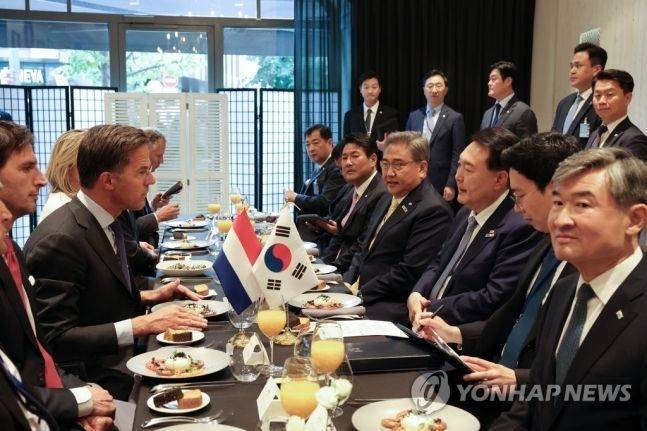 윤석열 대통령은 지난 7월 11일 리투아니아 빌뉴스 시내 한 식당에서 한-네덜란드 오찬 회담을 갖고 마르크 뤼터 네덜란드 총리와 반도체 협력을 논의했다. [사진출처=연합뉴스]