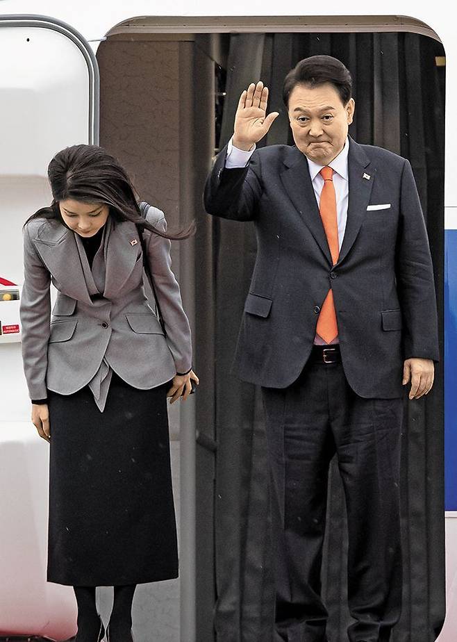 尹대통령 부부, 네덜란드로 출국 - 윤석열 대통령이 11일 성남시 서울공항에서 네덜란드 국빈 방문을 위해 공군 1호기에 탑승하기 전 손을 흔들어 인사하고 있다. 김건희 여사는 고개를 숙여 인사했다. /뉴스1