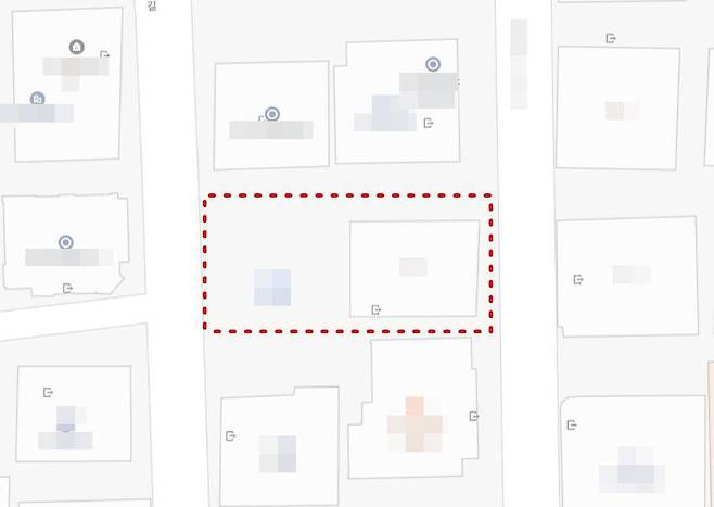 유재석이 매입한 서울 강남구 논현동 2개 필지가 각각 도로에 접해 있다. 빨간색 사각형 안의 왼쪽이 나대지, 오른쪽이 다세대주택 건물./네이버 지도 캡처