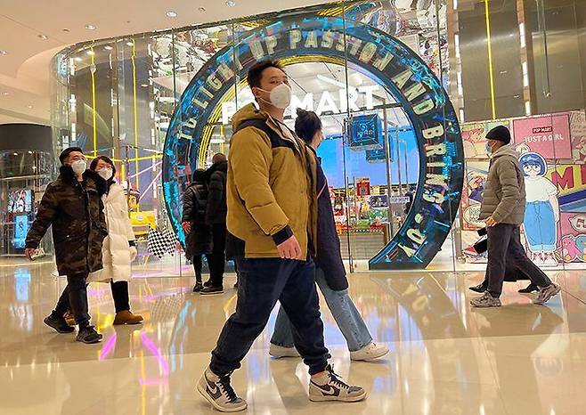 대형쇼핑몰은 다시 열었는데 - 중국 베이징 시민들이 지난 3일 정상 영업에 들어간 쇼핑몰을 찾아 매장을 돌아다니고 있다. /이벌찬 특파원