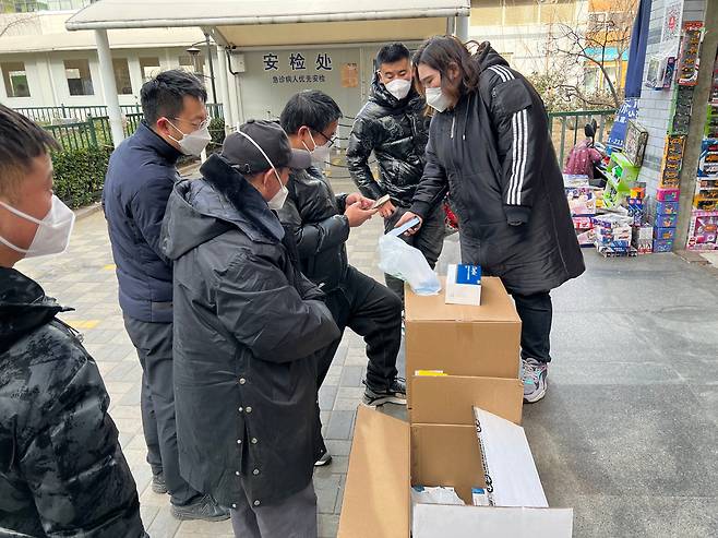 14일 오후 베이징 시청구의 한 문구점 앞에서 전통 한약재로 만든 종합감기약 ‘롄화칭원’이 정가의 5배인 65위안(약 1만2000원)에 팔리고 있다. 구매자가 몰리자 판매자는 "1인당 2개씩만 구매 가능하다"고 했다./베이징=이벌찬 특파원