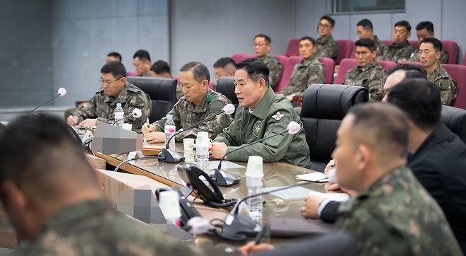 신원식 국방부장관이 지난 8일 한국형 3축체계의 핵심부대인 육군 미사일전략사령부를 방문, 부대로부터 일반현황 및 군사대비태세를 보고 받은 후 작전 지도를 하고 있다. /국방부 제공