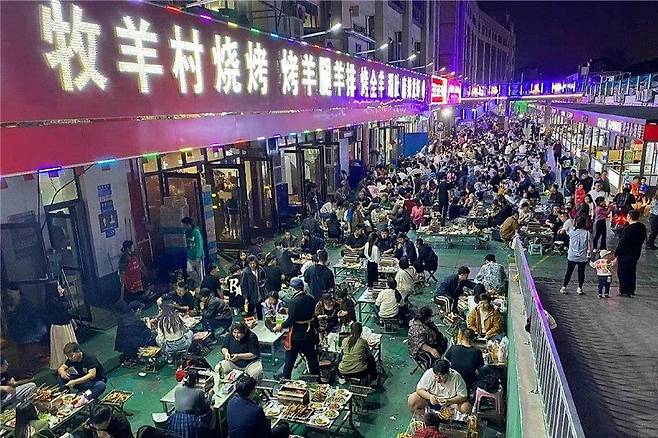 중국의 노동절 황금연휴(4월 30일~5월 3일) 기간에 쯔보시에 몰려든 관광객들이 꼬치구이를 먹고 있다./웨이보