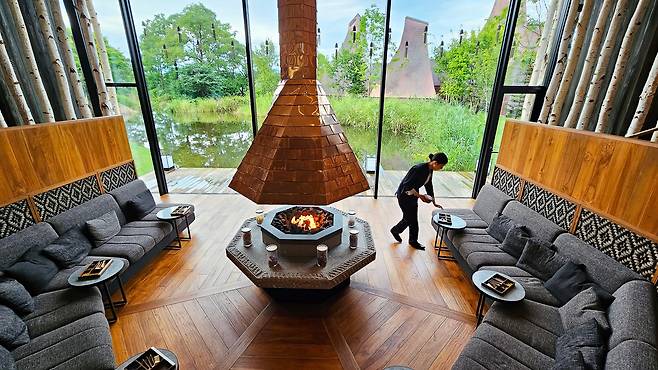 홋카이도 소도시 시라오이에 위치한 호시노그룹의 료칸 '카이 포로토'. 원주민 아이누족의 유산을 디자인에 반영했다.