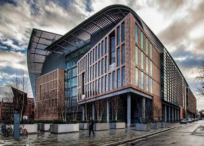 ㈜씨에이치씨랩이 최근 실험실 안전장비를 수출한 유럽 최대 규모의 생체의학 연구소인 영국 프란시스 크릭 연구소 전경.