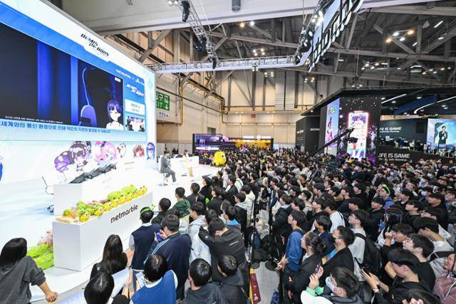 11월 부산 해운대구 벡스코에서 열린 '지스타 2023' 넷마블 부스에서 이세계아이돌 멤버 '릴파'가 등장한 무대 행사가 진행되고 있다. 넷마블 제공