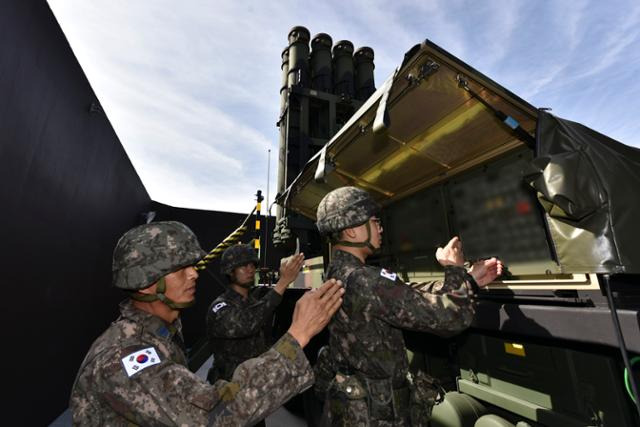 공군 제1미사일방어여단 8120부대 작전요원들이 지난 10월 26일 천궁 Ⅱ 발사를 위해 조원임무절차를 수행하고 있다. 공군 제공