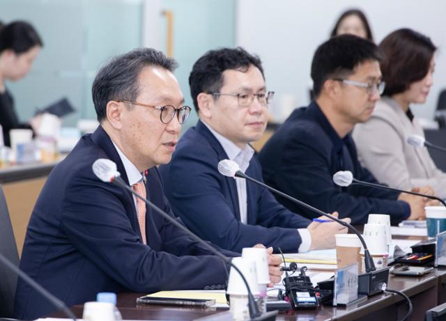 박민수(맨 왼쪽) 보건복지부 2차관이 12일 오후 서울 서초구 국제전자센터 회의실에서 건강보험정책심의위원회를 주재하고 있다. 보건복지부 제공