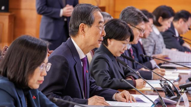 한덕수 국무총리가 12일 서울 종로구 정부서울청사에서 열린 제31차 사회보장위원회에 참석해 회의 의제를 설명하고 있다. 연합뉴스