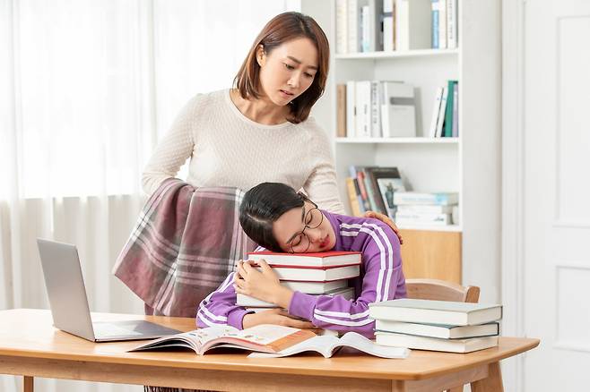 고등학교 3학년 수험생의 어머니도 자녀의 대학 입시 준비 과정에서 불안, 긴장에 시달리며 신체적 고통까지 호소한다는 조사 결과가 나왔다./사진=클립아트코리아