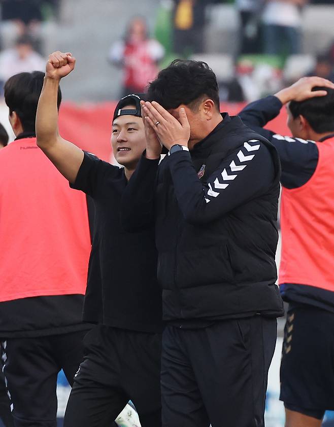 <yonhap photo-1883="">9일 경기도 수원종합운동장에서 열린 프로축구 승강 플레이오프 2차전 수원FC와 부산 아이파크의 경기. 5-2로 승리하며 K리그 1 잔류에 성공한 수원FC 김도균 감독과 이승우가 기뻐하고 있다. 연합뉴스</yonhap>