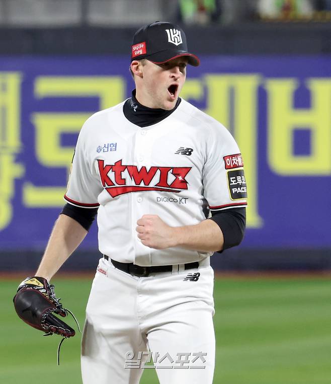 LG 트윈스와 kt위즈의 2023 KBO 한국시리즈 3차전 경기가 10일 오후 수원 KT위즈파크에서 열렸다. kt 선발 벤자민이 1회 LG 홍창기가 1회오스틴을 삼진으로 잡고 기뻐 하고있다. 수원=정시종 기자 capa@edaily.co.kr /2023.11.10.