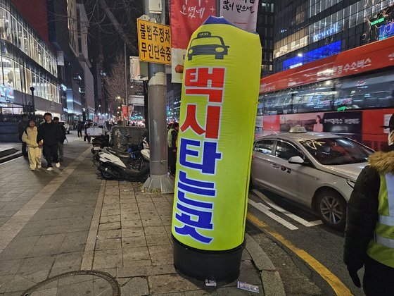 지난 8일 자정쯤 서울 홍대입구역 9번 출구 인근에 서울시가 운영하는 임시 택시 승차대가 설치돼 있다. 나운채 기자