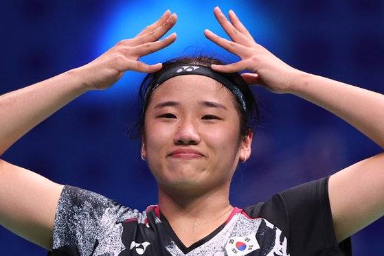 항저우아시안게임 여자 단식 우승 직후 세리머니하는 안세영. 뉴스1