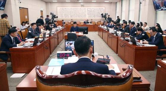 김도읍 국회 법사위원장이 12일 오전 서울 여의도 국회에서 열린 정형식 헌법재판관 후보자 인사청문회를 주재하고 있다. 뉴스1