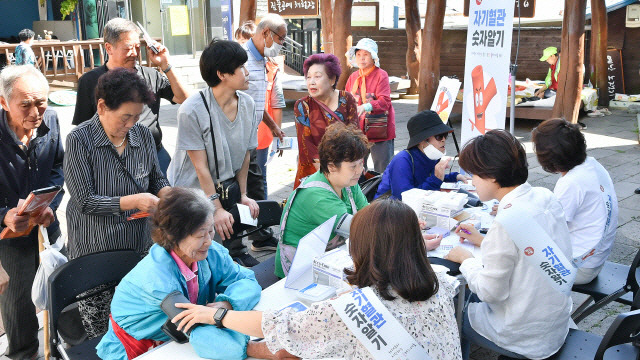 ▲  정선군보건소는 심뇌혈관질환 예방관리주간을 맞아 7일 정선5일장 택시부 부근에서 지역주민을 대상으로 혈압·혈당·콜레스트롤을 측정하고 건강상담도 하는 레드서클 캠페인을 실시했다.