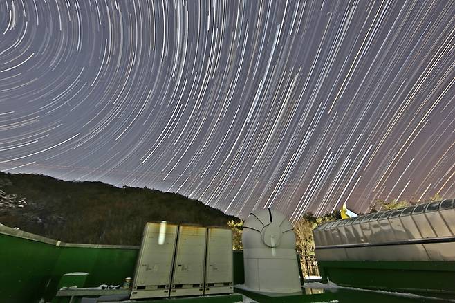 지난해 12월 충북 증평 좌구산천문대에서 관측된 ‘쌍둥이자리 유성우’ 모습. 좌구산천문대 홈페이지.