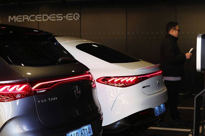 Mercedes-Benz’s electric vehicle charging station at Seoul Square in Jung-gu, Seoul (Yonhap)