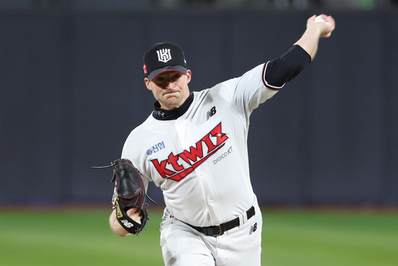 KT Wiz starting pitcher Wes Benjamin throws a pitch during Game 3 of the Korean Series against the LG Twins at Suwon KT Wiz Park in Suwon, Gyeonggi in November. [YONHAP]