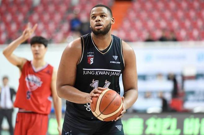 자유투를 시도하는 안양 정관장 외국인 선수 오마리 스펠맨. 한국농구연맹(KBL)