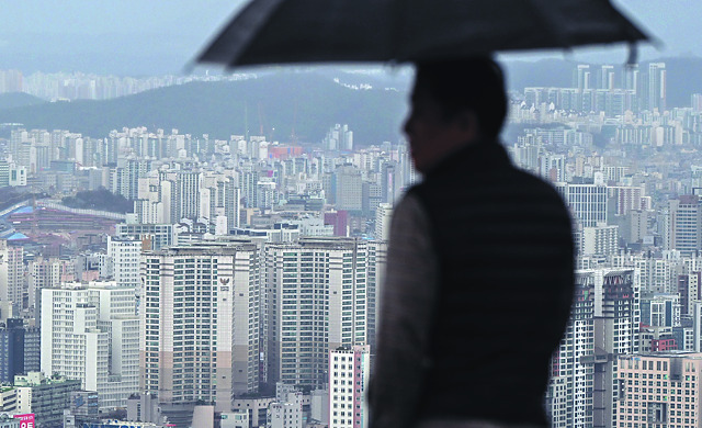 지난달 서울 아파트 전셋값이 평당 2300만원을 넘어서며 9개월 만에 최고치를 기록한 가운데 한 시민이 11일 서울 용산구 남산서울타워에서 서울 시내를 내려다보고 있다. 윤웅 기자