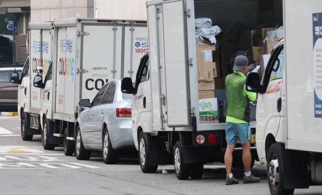 쿠팡 배송 캠프에서 택배기사가 배송을 준비하고 있다. 자체 배송망을 사용하는 쿠팡, SSG닷컴, 마켓컬리 등은 이날도 정상 운영에 나섰다.[사진=이충우 기자]