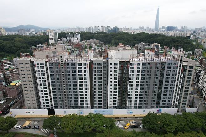 서울 송파구 오금 아남아파트를 리모델링한 ‘송파 더 플래티넘’ 공사 현장. 쌍용건설