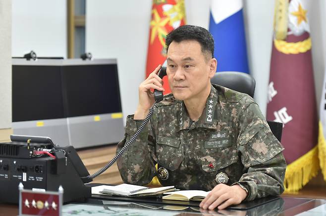 김명수 합참의장이 12일 찰스 브라운(공군대장) 미 합참의장과 취임 후 첫 공조통화를 했다. 양국 합참의장은 북한의 군사정찰위성 발사, 고도화되는 핵･미사일 위협, 러･북 군사협력 등 한반도 및 역내 안보상황에 대한 평가와 전망을 공유하고, 한미 양국군 간 공조를 더욱 강화해나가기로 했다.[합참 제공]