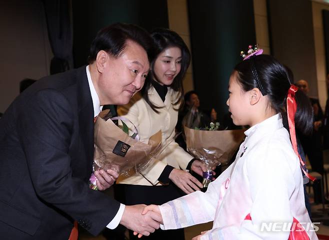 [암스테르담=뉴시스] 조수정 기자 = 네덜란드를 국빈 방문한 윤석열 대통령과 부인 김건희 여사가 11일(현지시간) 암스테르담 한 호텔에서 열린 동포 만찬간담회에서 화동으로부터 꽃다발을 받고있다. 2023.12.12. chocrystal@newsis.com