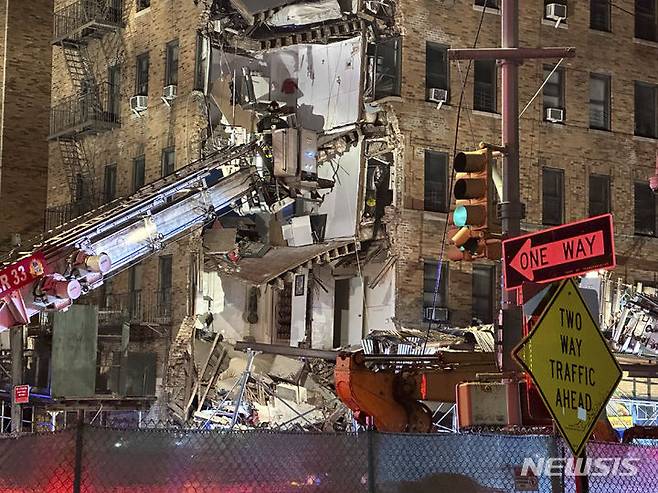 [ 뉴욕= AP/뉴시스] 뉴욕 브롱크스의 96년된 아파트 6층 빌딩이 11일(현지시간) 무너지면서 소방구조대가 안에 갇혀 있거나 잔해에 매몰된 사람들이 있는지 조사하고 있다. 2023.12.12.