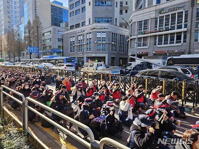 [서울=뉴시스] 이태성 기자 = '완전월급제 이행! 택시노동자 생존권 보장! 책임자 처벌! 방영환열사 투쟁 승리를 위한 공동대책위원회'는 12일 오후 2시께부터 서울 강서구 강서구청사거리에서 '방영환열사투쟁 승리 공공운수노조 2차 결의대회'를 개최했다. 2023.12.12. victory@newsis.com *재판매 및 DB 금지