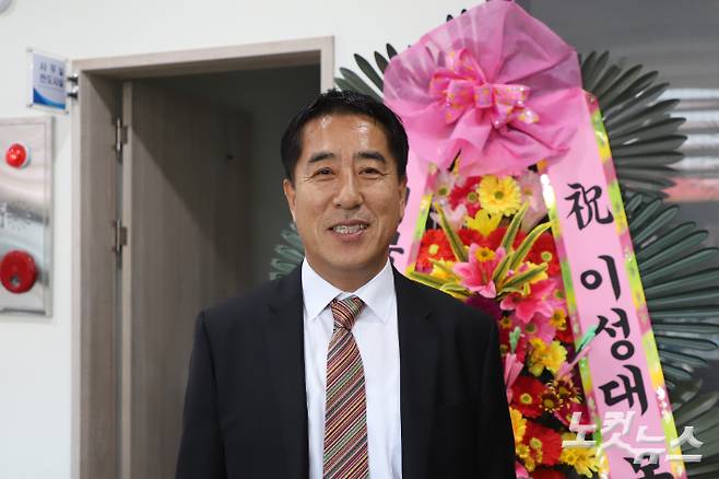 송라제일교회는 10일 이성대 담임목사(사진) 위임 및 항존직 은퇴, 임직식을 개최했다. 유상원 아나운서