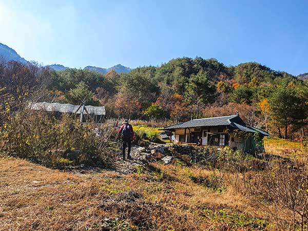 독가촌 뒤로 보이는 배바위산.