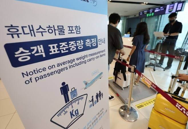 지난 8월 28일 김포공항 국내선에서 대한항공 측이 휴대수하물 포함 승객 표준중량을 측정하고 있는 모습. 연합뉴스