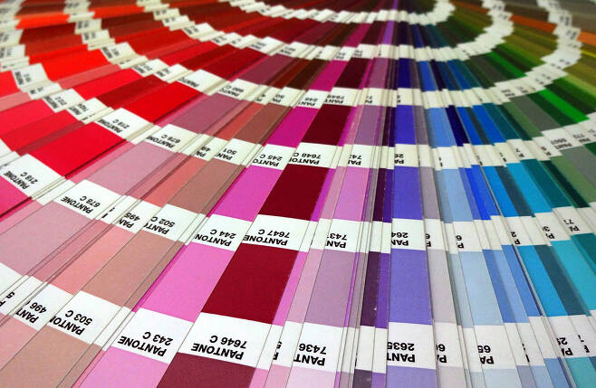 색채 전문기업 팬톤은 팬톤 매칭 시스템을 통해 다른 환경에 영향을 받지 않고 색을 공유할 수 있는 일종의 언어를 만들었다.