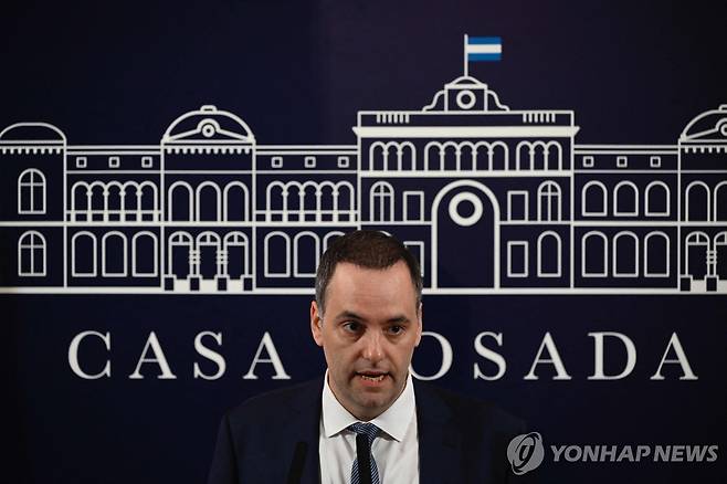 밀레이 정부 첫 기자회견하는 대통령실 대변인 (부에노스아이레스 AFP=연합뉴스) 마누엘 아도르니 아르헨티나 대통령실 대변인이 11일(현지시간) 부에노스아이레스에 있는 대통령궁에서 밀레이 정부 첫 기자회견을 하고 있다. 2023.12.12