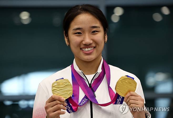 금메달 들어보이는 안세영 (영종도=연합뉴스) 윤동진 기자 = 2022 항저우 아시안게임 대회 2관왕에 오른 배드민턴 안세영이 8일 오후 인천국제공항을 통해 귀국 후 메달을 들어보이고 있다. 2023.10.8 mon@yna.co.kr