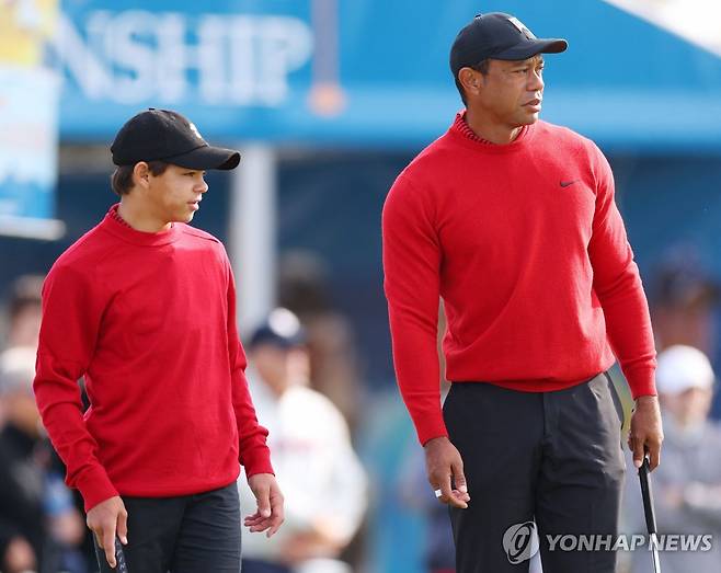 타이거 우즈와 아들 찰리 [게티이미지/AFP=연합뉴스]