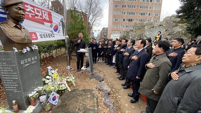 참군인 김오랑 중령 44주기 추모제 (김해=연합뉴스) 최병길 기자 = 12일 경남 김해시 인제로 51번길 김해삼성초등학교 옆길에 세워진 고 김오랑 중령 흉상 앞에서 여야 정치권과 주민 등이 참석한 가운데 44주기 추모제가 열리고 있다. 2023.12.12
choi21@yna.co.kr