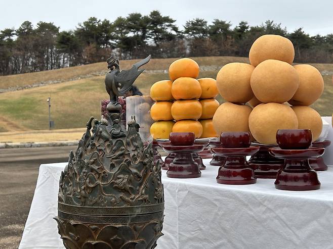 발굴 30년을 기념하며      (부여=연합뉴스) 김예나 기자 = 12일 충남 부여 능산리 절터에서 국보 '백제 금동대향로' 발굴 30주년을 기념하는 고유제가 열리고 있다. 2023.12.12
    yes@yna.co.kr