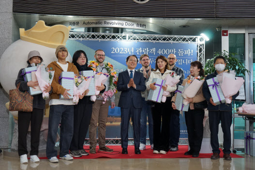 윤성용(왼쪽 다섯번째) 국립중앙박물관장과 관람객 400만명 돌파 행사의 이벤트 당첨자들이 기념촬영을 하고 있다(사진=국립중앙박물관).