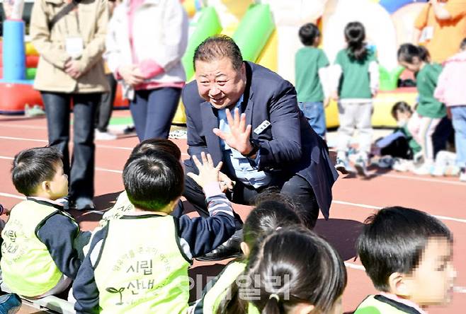 김경일 시장이 어린이들과 인사하고 있다.(사진=파주시 제공)