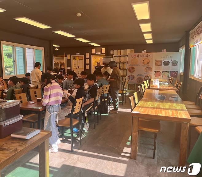 농림축산식품부가 경남 의령의 '의령손맛된장', '효영식품'을 올해 우수 농촌 식생활 체험공간으로 선정했다. 사진은 전통장 만들기 체험 모습.(의령군 제공)