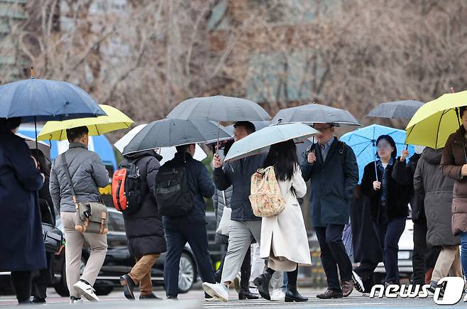 전국에 겨울비가 내리는 11일 오전 서울 광화문네거리에서 우산을 쓴 시민들이 출근길 발걸음을 재촉하고 있다. 2023.12.11/뉴스1 ⓒ News1 김도우 기자