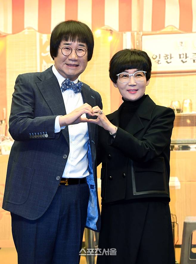 개그맨 최양락(왼쪽)과 팽현숙이 13일 서울 마포구 스탠포드호텔에서 진행된 MBN 새 예능 프로그램 ‘깐죽포차’ 제작발표회에서 취재진을 향해 포즈를 취하고 있다. ‘깐죽포차’는 팽현숙의 품에서 드디어 독립한 초보 사장 최양락의 좌충우돌 포차 운영 도전기를 담은 리얼 버라이어티 토크쇼 프로그램으로 최양략, 팽현숙, 이상준, 유지애 등이 출연한다. 2023. 12. 13. 박진업기자 upandup@sportsseoul.com