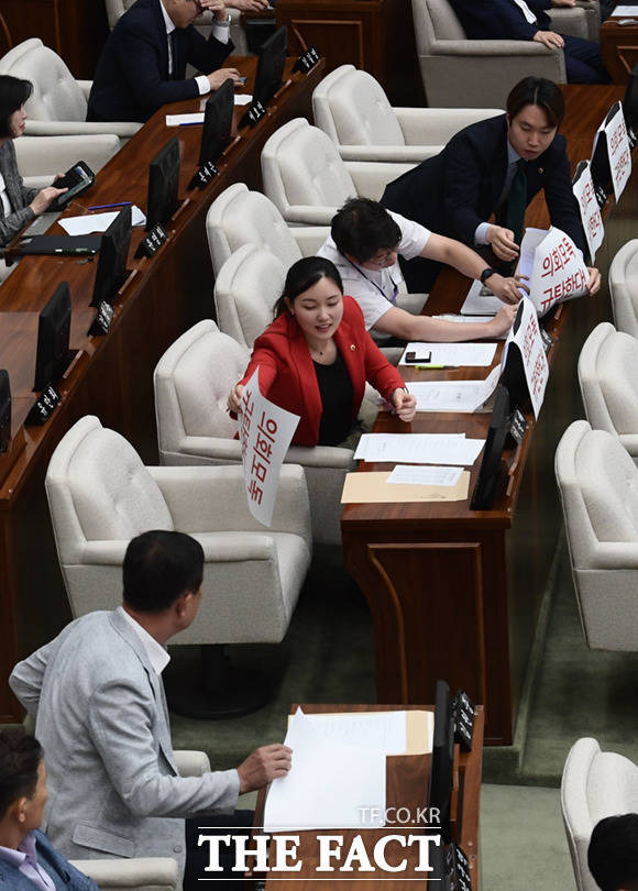 서울시의회가 내년 예산안을 표결하는 본회의가 코앞으로 다가온 가운데 TBS가 폐국의 기로에 섰다. 7월 5일 오후 서울 중구 서울시의회에서 열린 제319회 정례회 제7차 본회의에서 이종배 국민의힘 시의원이 5분 자유발언을 하는 가운데, 김규남 의원 등이 정태익 TBS 대표에 대한 발언을 비판하며 '의회 모독 규탄한다'는 문구가 담긴 종이를 부착하고 있다. /이새롬 기자